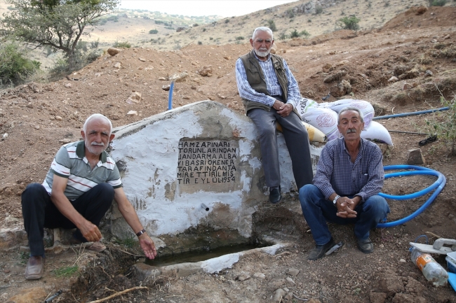 Üç emekli arkadaş dağdaki yabani hayvanlara su temin ediyor